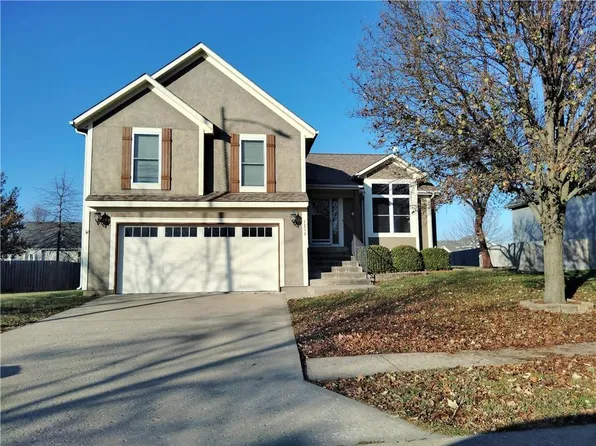 1210 N 2nd St E, Louisburg, KS 66053