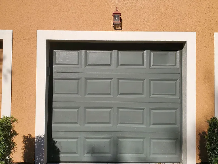 Garage + parking