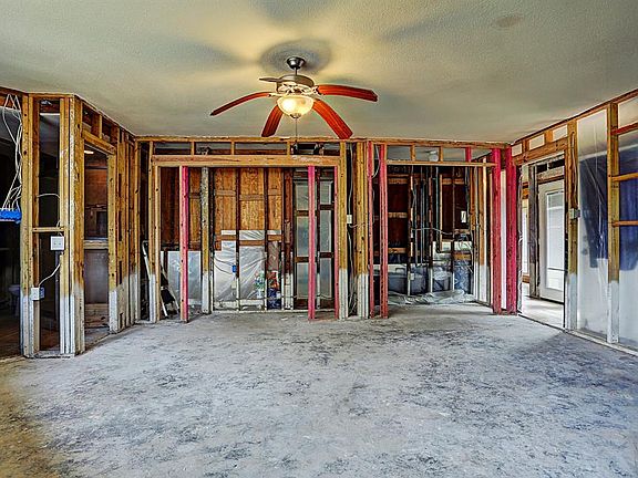 5th image of 110 Royal Ct