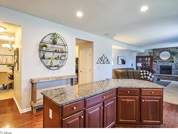 3rd image of 1935 Thornwood Ln