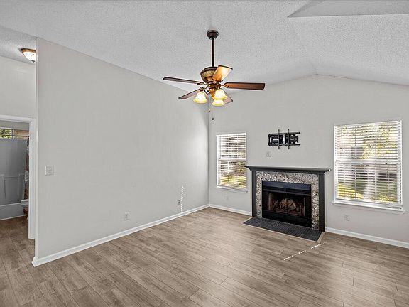 3rd image of 3042 Yorktown Cir