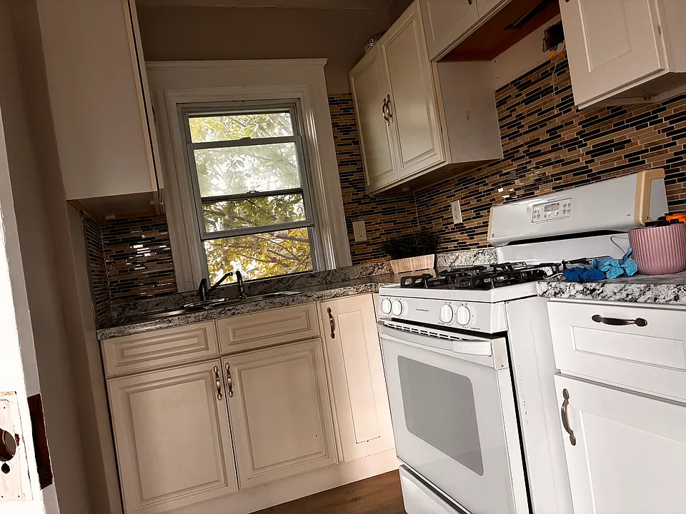 163 Sabin St #3