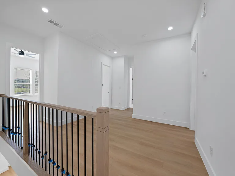 308 E 7th St — Photo 34