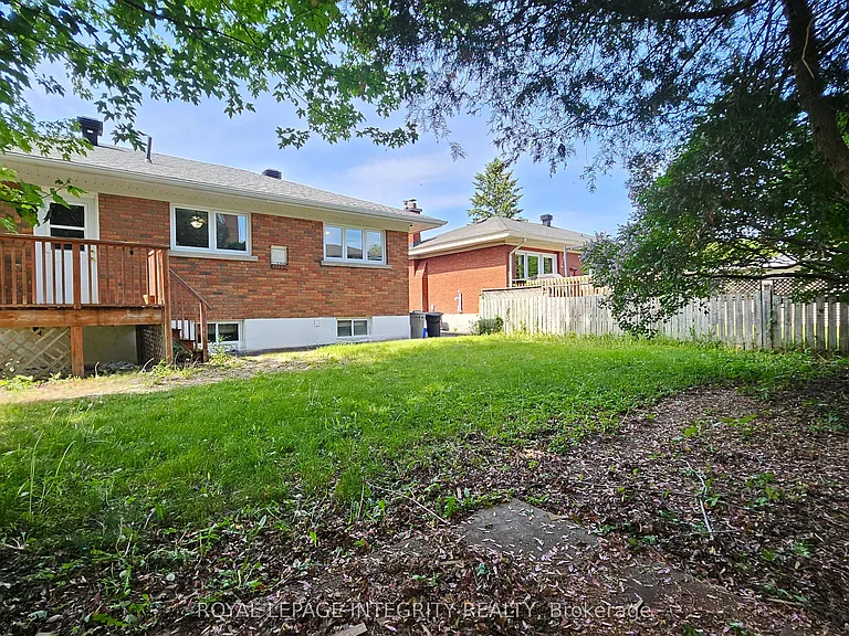1764 Gage Cres — Photo 4