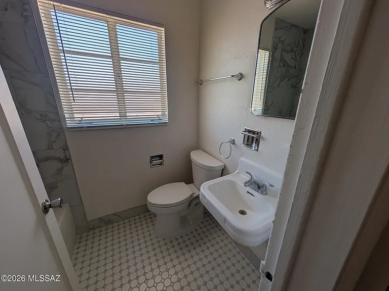 1401 E 10th St #3 — Photo 7