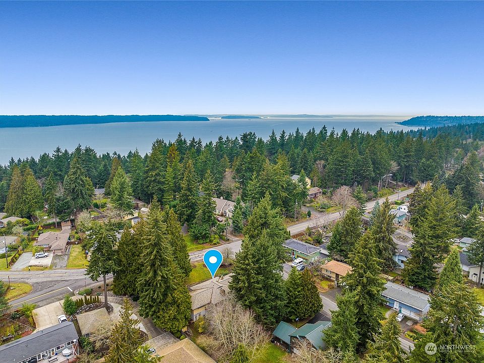 Solid MCM home in a beautiful neighborhood near the sound, the best of Burien and Normandy Park.>