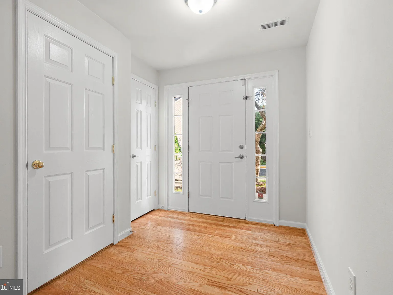 3 bed, 4.0 bath, 2228 sqft, $3,100 — Photo 3