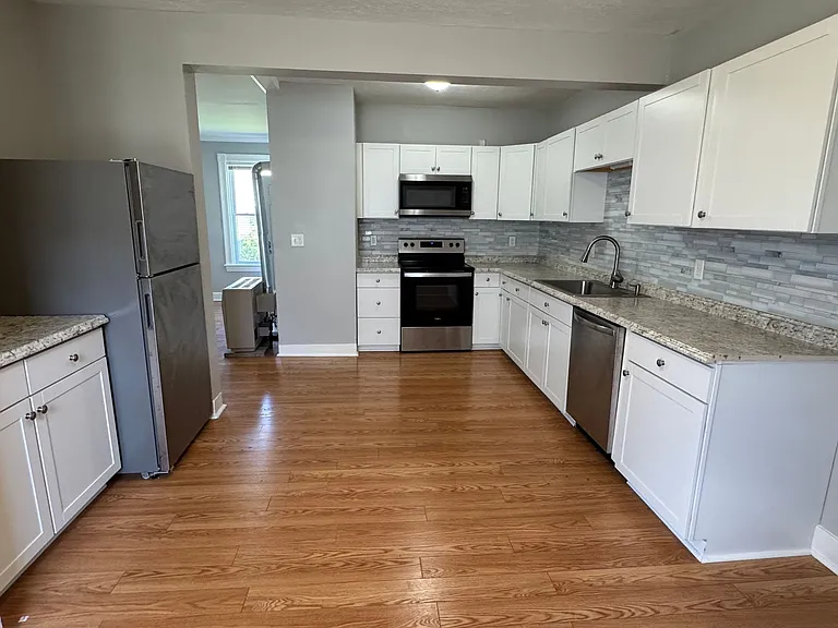 141 Laurel St — Photo 1