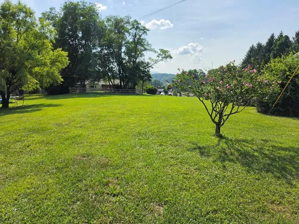 Mountain View Ave, Galax, VA 24333