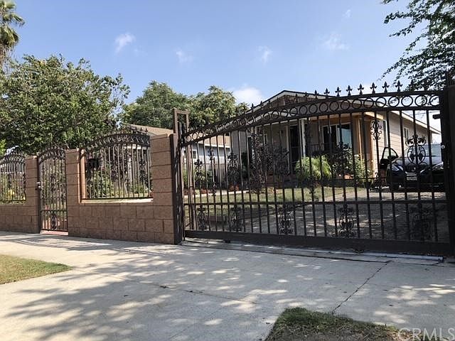 1st image of 1422 W 69th St