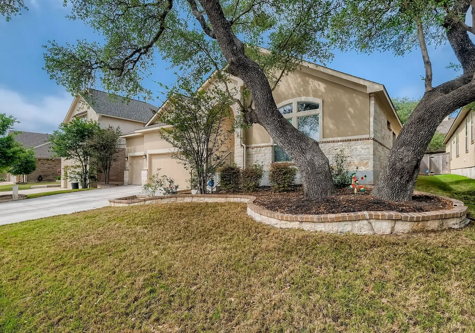 Stunning 4BR/3Bath 1-story luxury home in Alamo Ranch — Photo 2