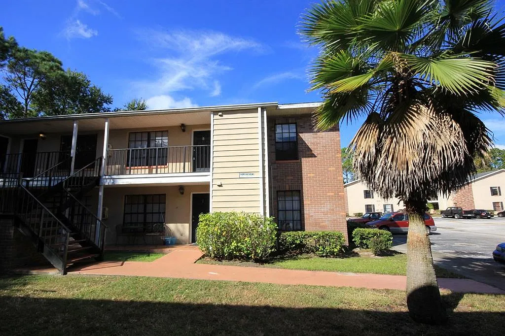 2 bed, 2.0 bath, 930 sqft, $1,350 — Photo 2