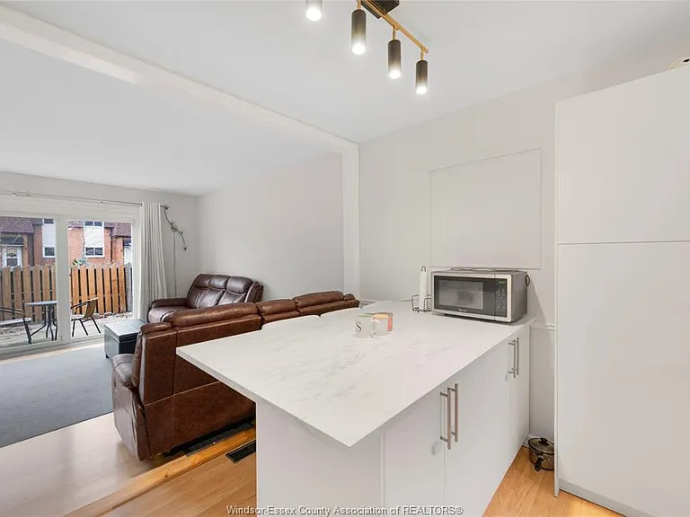 6384 Thornberry Cres — Photo 10