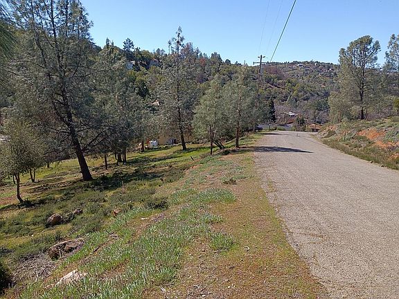 Looking down El Capitan Way!