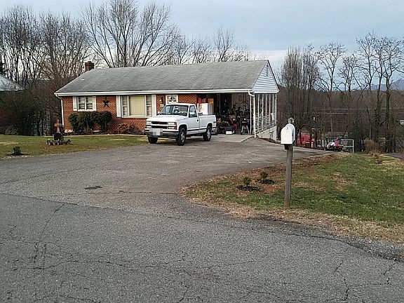 3rd image of 1001 Pinecrest Ave