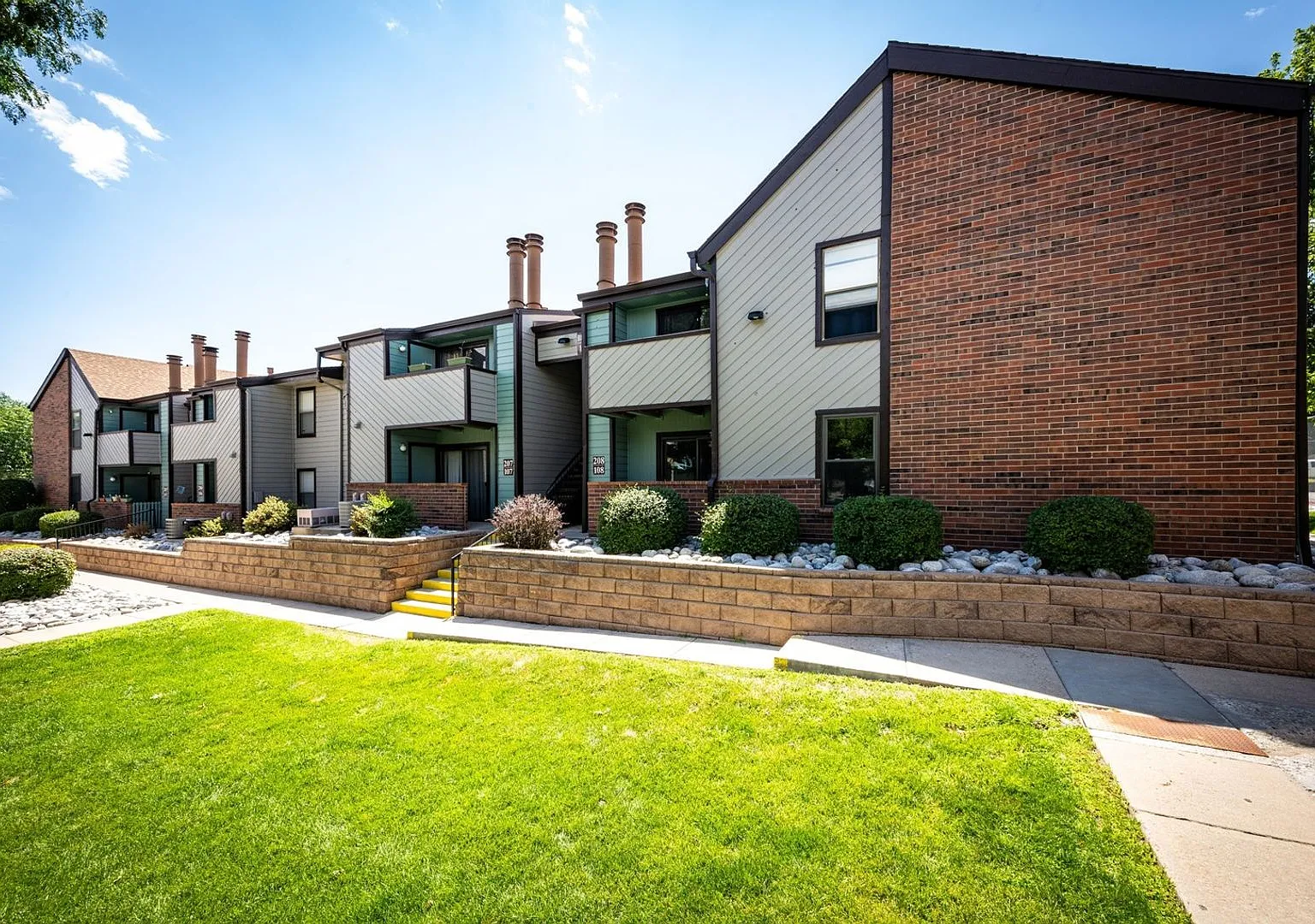 Charming 2BR Townhome in Aurora — Photo 2