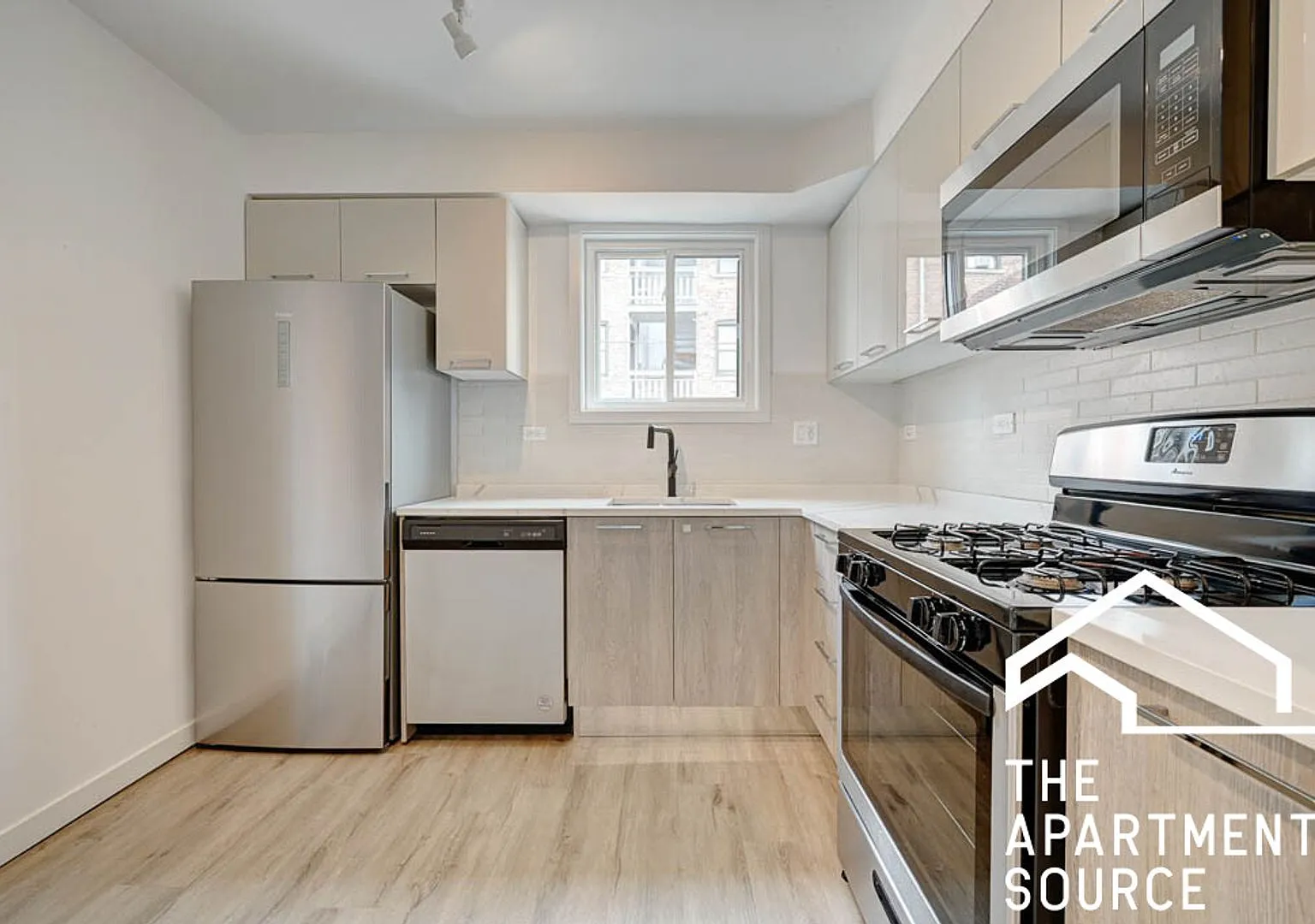 Fully Renovated 2 Bed/1.5 Bath in Rogers Park! — Photo 1