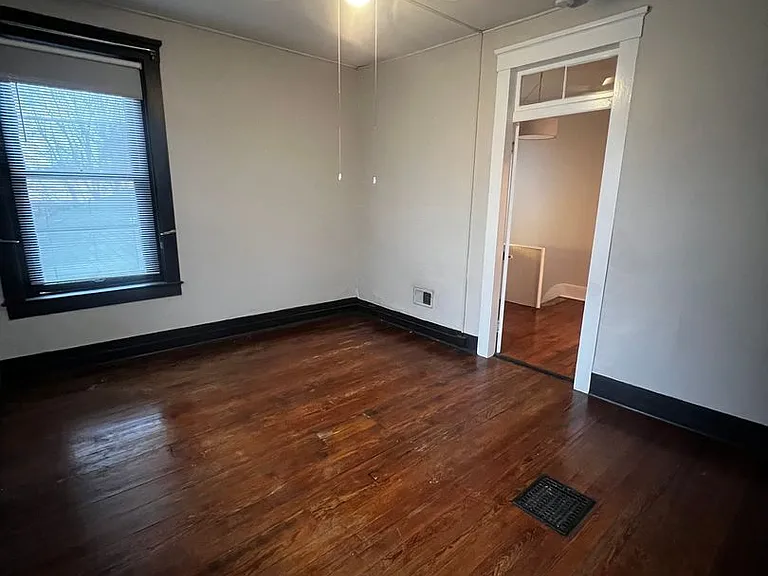 1327 E Washington St — Photo 30