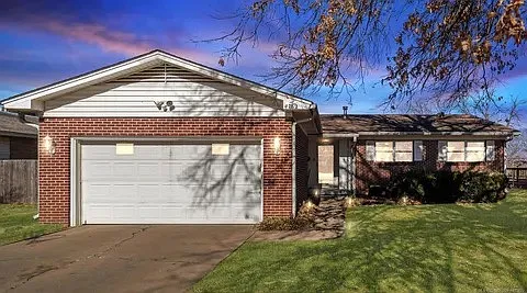3 bed, 1.5 bath, 1199 sqft, $1,350 — Photo 1