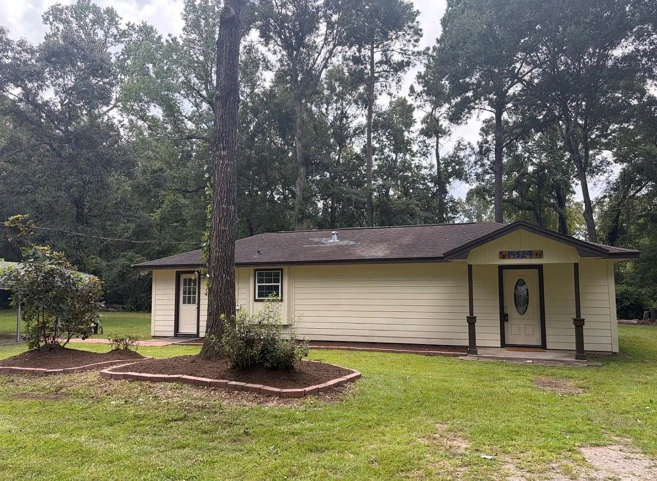 2 bed, 1.0 bath, 1208 sqft, $1,350 — Photo 1