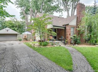 1833 Hawthorne Rd, Grosse Pointe Woods, MI 48236