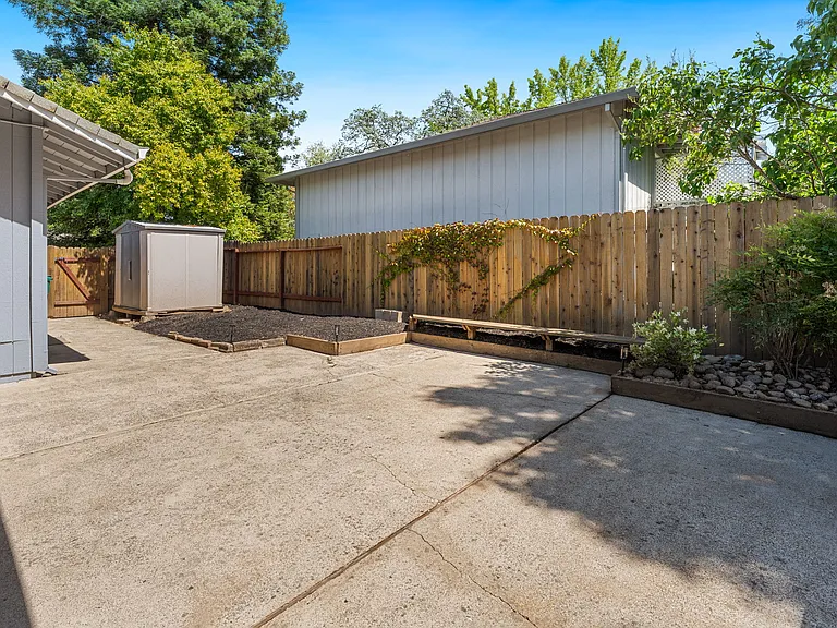 3072 Latham Ln — Photo 20