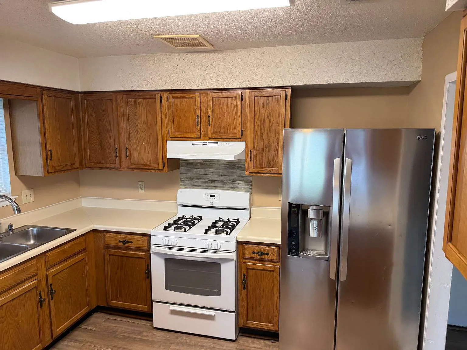 3 bed, 2.0 bath, 1565 sqft, $2,350 — Photo 4