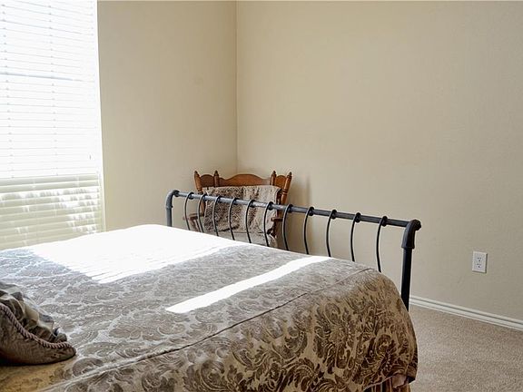 3rd image of 2412 Warwick Cir