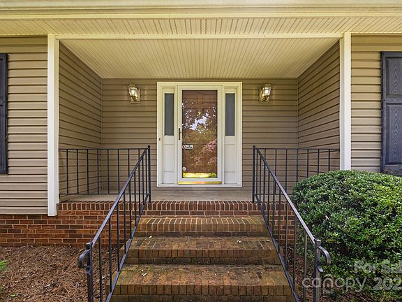3rd image of 2624 Castlewood Dr