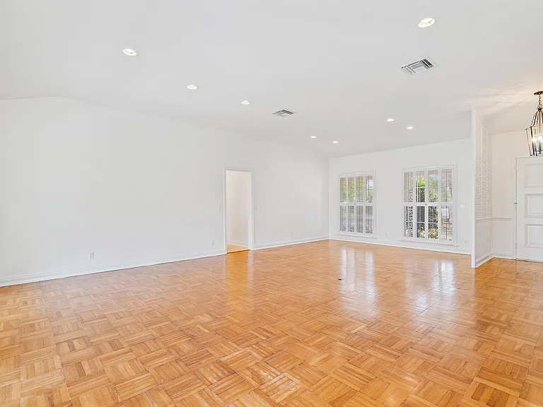 210 Russlyn Dr — Photo 5