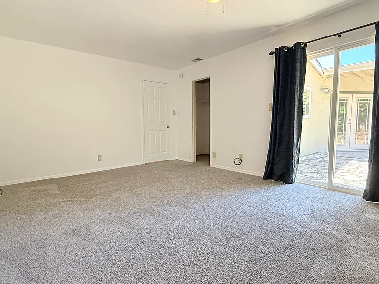 550 Highland Dr — Photo 16