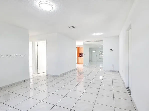 19061 NW 90th Ct, Hialeah, FL 33018