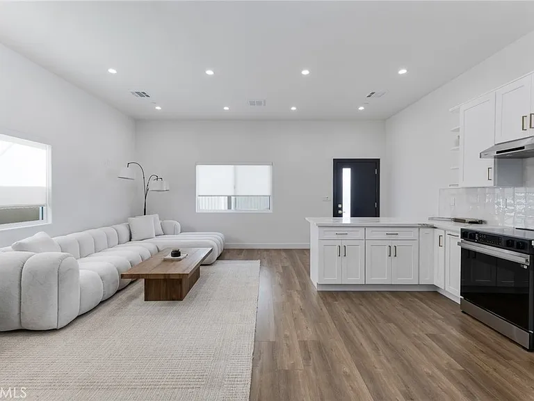 6208 Beeman Ave — Photo 13