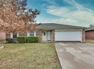 6520 Nellie Dr, Arlington, TX 76002