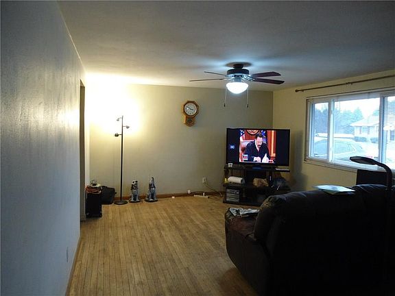 4th image of 1006 Valley Dr