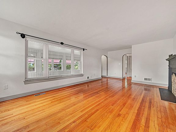 5th image of 3337 Woodland Dr