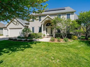 1241 Nature Trail Dr, Neenah, WI 54956