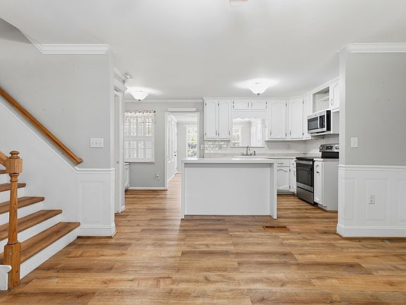 4th image of 916 Graham Ln