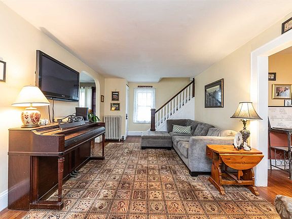 3rd image of 304 N Forest Ave