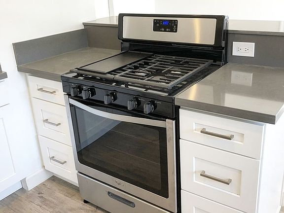 4th image of 6106 Woodman Ave APT 6