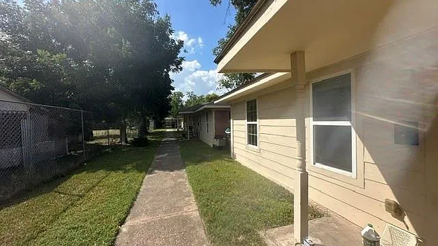 2 bed, 1.0 bath, 755 sqft, $1,000 — Photo 2