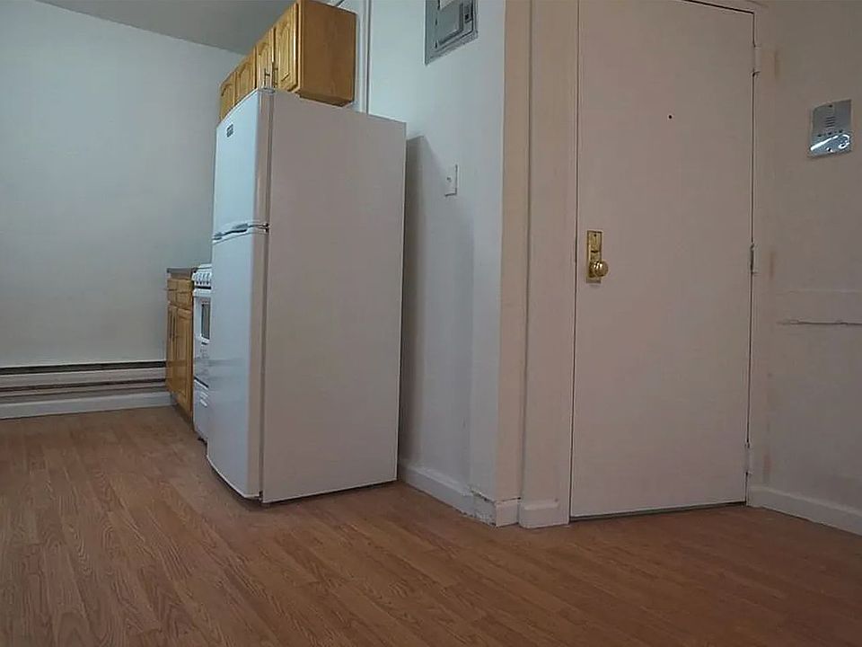 2nd image of 174 Delancey St APT 4R