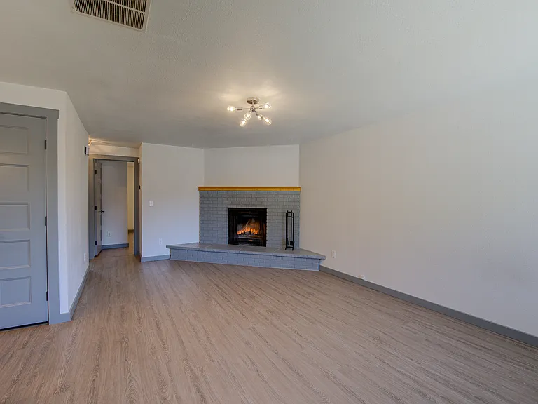 2034 S Division Ave — Photo 12