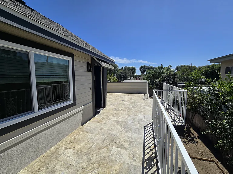 2400 W Commonwealth Ave #C — Photo 2