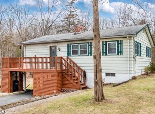 907 Rosewood Dr, Newton, NJ 07860