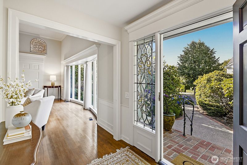 4th image of 2109 38th Avenue E