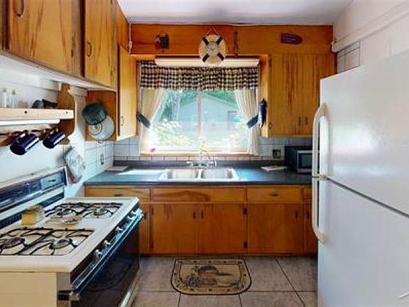 4th image of 179 E Lakeshore Dr