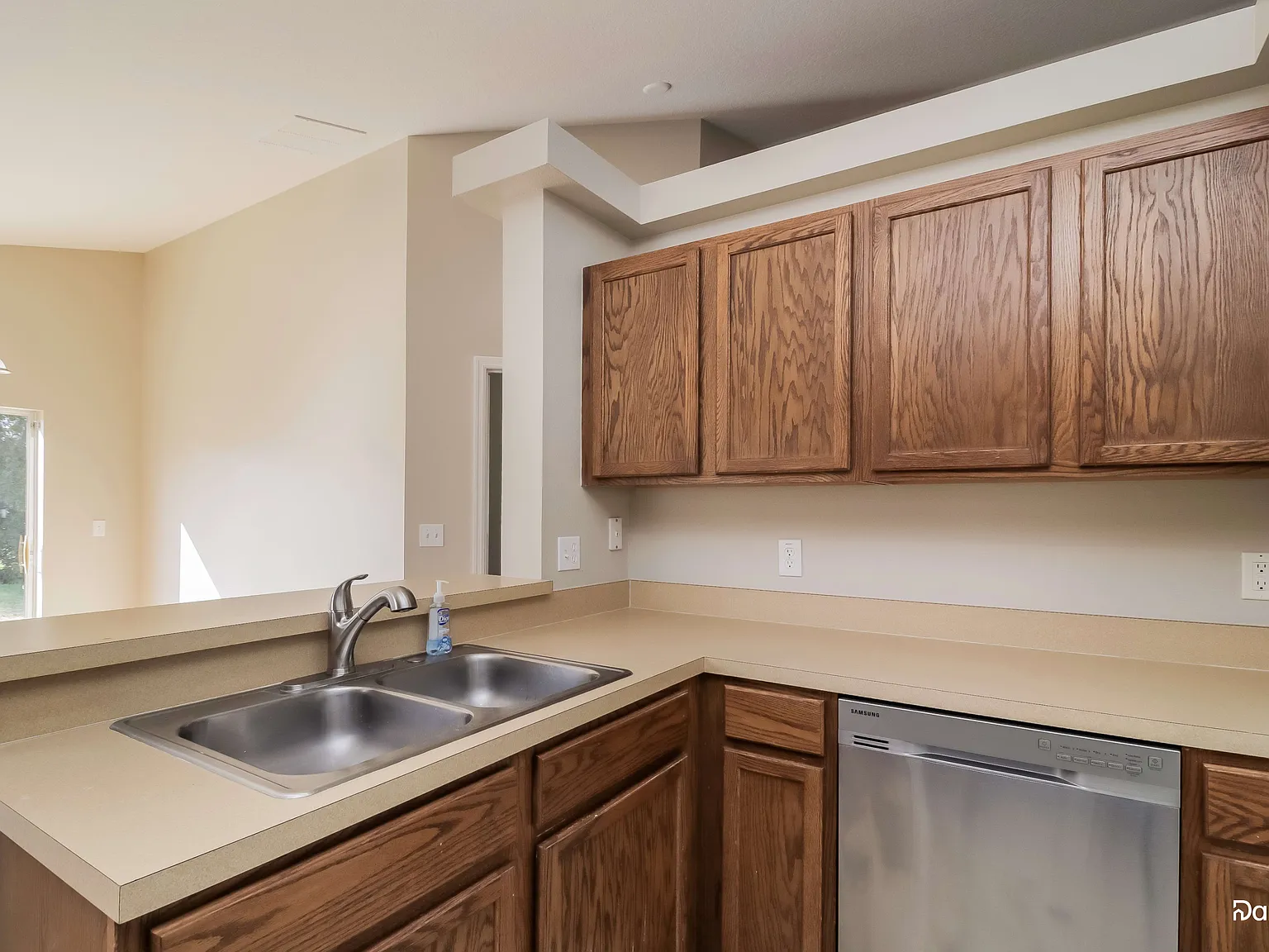 4 bed, 2.0 bath, 1654 sqft, $2,270 — Photo 2