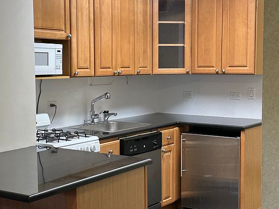 5th image of 347 W 57th St APT 20E