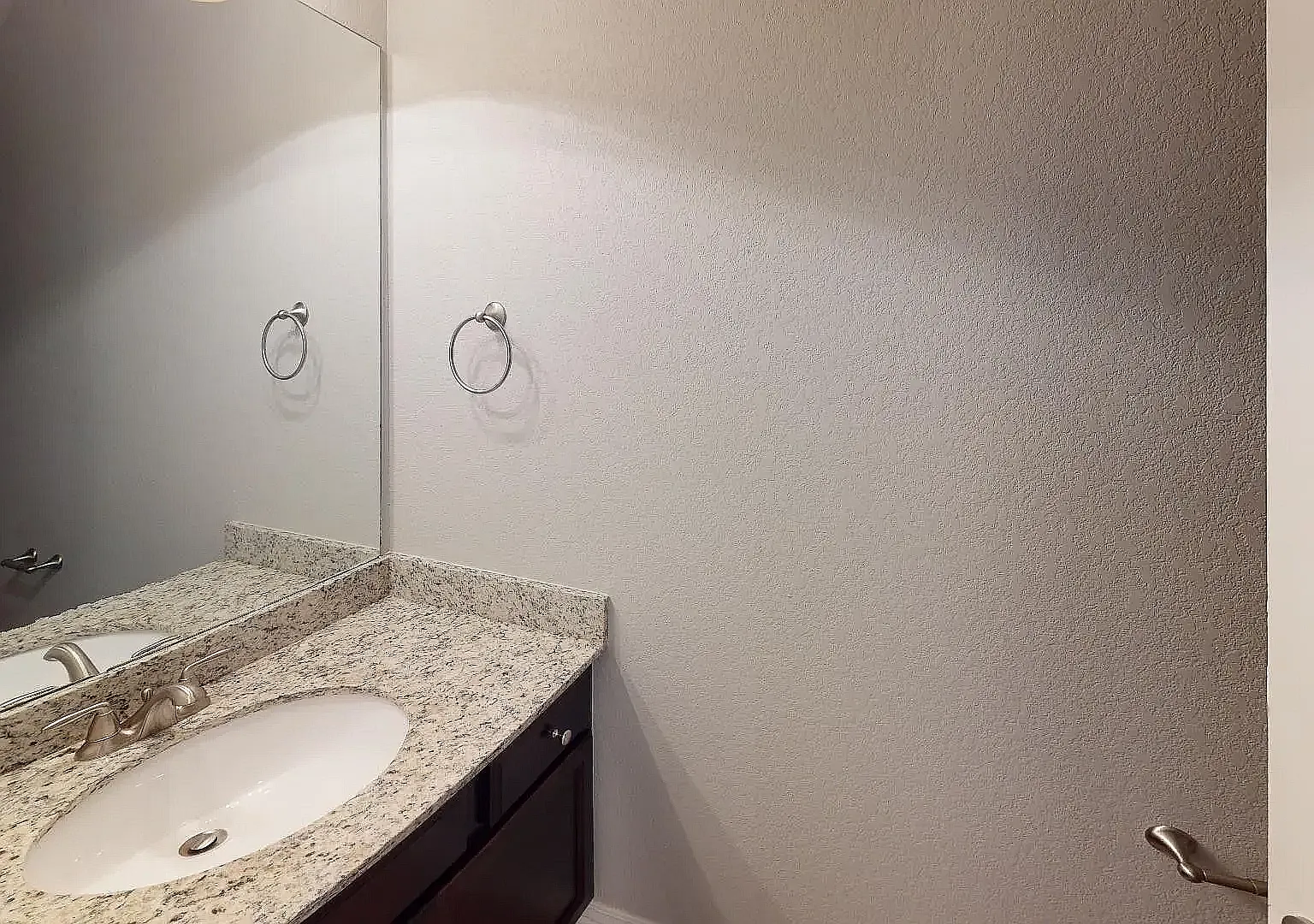 3 bed, 2.5 bath, 1550 sqft — Photo 2